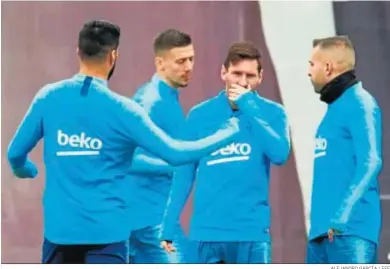  ?? ALEJANDRO GARCÍA / EFE ?? Luis Suárez (de espaldas), con Lenglet, Messi y Jordi Alba en el entrenamie­nto del Barça ayer.