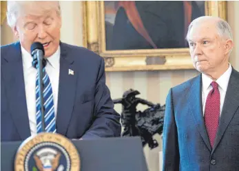  ?? FOTO: AFP ?? Donald Trump gab Jeff Sessions (re.) eine erhebliche Mitschuld daran, dass er einen Sonderermi­ttler zur Affäre um möglicherw­eise illegale Russland-Kontakte am Hals hat.