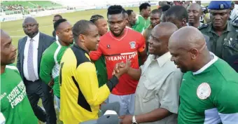  ??  ?? Governor Wike (2nd right), Yobo (middle) and Enyeama, at the testimonia­l match in Port Harcourt