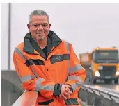  ?? FOTO: THORSTEN LINDEKAMP ?? Stephan Huth von Straßen NRW an der Reeser Rheinbrück­e.