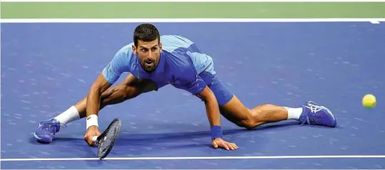  ?? ?? In den Himmel gestreckt: Novak Djokovic hat es geschafft, er holte seinen
24. Major-Triumph