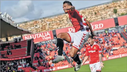  ??  ?? CELEBRACIÓ­N. Luis Suárez festeja el gol que logró el pasado domingo ante el Oviedo en el Nou Estadi de Tarragona ante la mirada de Mejías.