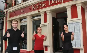  ??  ?? Darragh Howard with Nicola Core and Kayleigh Messit at Katie Daly’s on Gorey’s Main Street.