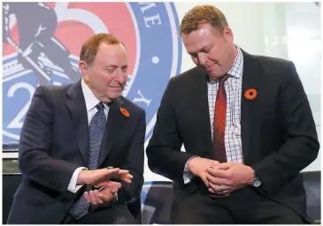  ?? PHOTOS AFP ?? Martin Brodeur fait maintenant partie des immortels du hockey. Il a pris un moment hier pour s’entretenir avec le commissair­e de la LNH, Gary Bettman, lui aussi admis au Temple de la renommée.