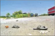  ?? ANI ?? Slippers lying on the road where an accident took place, killing migrant workers near Auraiya district in Lucknow on Saturday.
