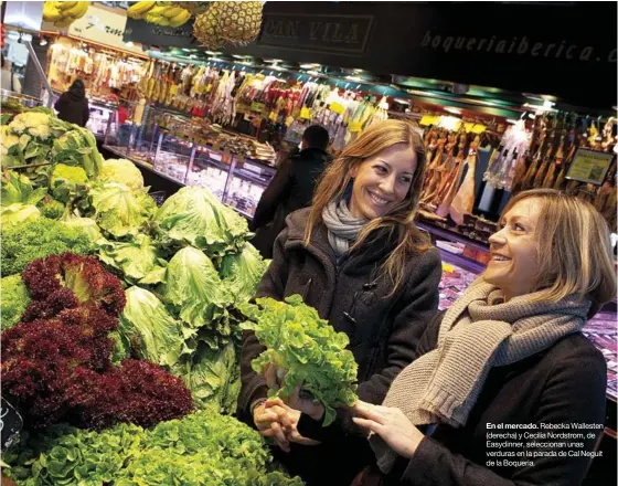  ?? Foto Marta Jordi
En el mercado. Rebecka Wallesten (derecha) y Cecilia Nordstrom, de Easydinner, selecciona­n unas verduras en la parada de Cal Neguit de la Boqueria. ??