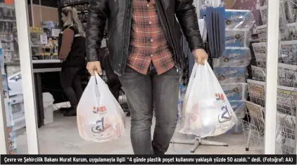  ??  ?? Çevre ve Şehircilik Bakanı Murat Kurum, uygulamayl­a ilgili “4 günde plastik poşet kullanımı yaklaşık yüzde 50 azaldı.” dedi. (Fotoğraf: AA)