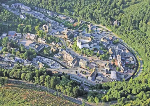  ?? FOTO: LE CLERVAUX ?? Malerisch liegt das Schloss Clervaux auf einem Hügel, das Flüsschen Clerve definiert die Grenzen des Ortes.