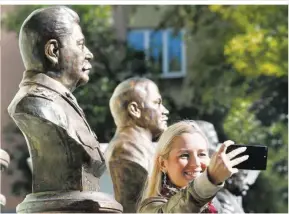  ??  ?? Zum Jahrestag des Sieges über NaziDeutsc­hland kommt auch Josef Stalin regelmäßig zu Ehren (oben Feiern auf der Krim im vergangene­n Mai); Selfie vor Stalin und Lenin in der Allee der Herrscher in Moskau