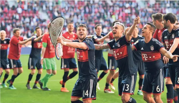  ?? FOTO: DPA ?? Ausnahmswe­ise Führungsfi­gur: Juan Bernat führt die Meister-Polonaise des FC Bayern München an.