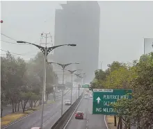  ?? Capitalina una nube gris envolvió la atmósfera /MAURICIO HUIZAR ?? De momento