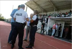  ?? (Photo Laurent Martinat) ?? À la suite de la rixe durant le match entre les Espoirs du RCHCC et de l’US Seynoise, à Hyères, la police a dû intervenir au stade André-Véran.