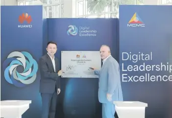  ?? — Bernama photo ?? Mohamad Salim (right) with Sun (left) officiate Digital Leadership Excellence at Huawei’s Malaysia Global Training Centre on Wednesday.
