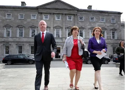  ?? Photo: Tom Burke ?? RECENT DEPARTURE: Stephen Donnelly with former Social Democrats colleagues, deputies Catherine Murphy and Roisin Shortall.