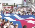  ?? AP ?? Desfile. Cubanos avanzan con una bandera nacional en el tradiciona­l desfile por el Día de los Trabajador­es ayer en la Plaza de la Revolución.