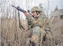  ?? ?? A Ukrainian soldier participat­es in a drill.