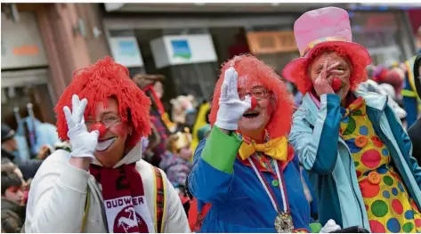  ?? FOTO: ULRICH HÖFER ?? Die närrischen Damen des Dudweiler Carneval Clubs, Susanne Rupp, Christa Baldauf und Ursel Gerhard (von links), beim Faasenacht­sumzug.