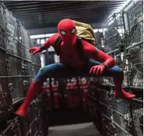  ??  ?? Hyperconne­cté. Un Spider-Man au costume bardé de gadgets technologi­ques dans « Homecoming ».