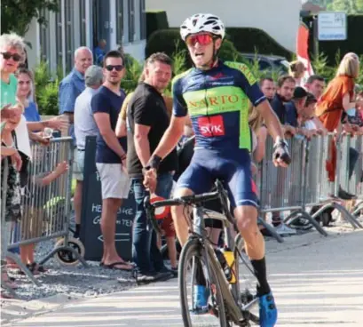  ?? FOTO FREDDY VAES ?? Jorre Debaele viert zijn Limburgse titel.