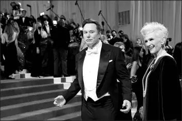  ?? NINA WESTERVELT / THE NEW YORK TIMES ?? Elon Musk and Maye Musk attend the Metropolit­an Museum of Art’s Costume Institute benefit gala May 2 in New York.