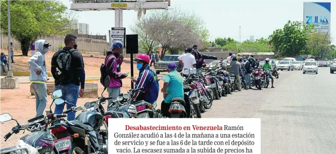  ?? EFE ?? Largas colas de coches y motos para reposar en Maracaibo esta semana