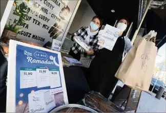  ?? (Photo Patrice Lapoirie) ?? Malika et sa fille. Une prof, une Djette, une histoire de femmes qui pensent aux confinés du Ramadan.