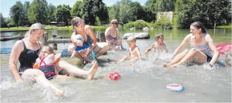  ?? FOTO: ARCHIV/THOMAS WARNACK ?? Diesen Sommer hat es sich gut plantschen lassen im Schwarzach­talsee bei Ertingen.