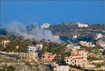  ?? ?? Røg ses efter et israelsk luftangreb stige op over den sydlibanes­iske landsby Bilda. De gensidige angreb ind over graensen mellem Hizbollah og Israel fortsatte tirsdag. Foto: AFP