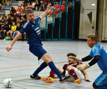  ?? Foto: Szilvia Izso ?? Erfolgreic­h verteidigt hat der FC Mertingen gegen die FSG Mündling-Sulzdorf (links: Stefan Fischer). Die Mertinger setzten sich mit 4:0 durch.