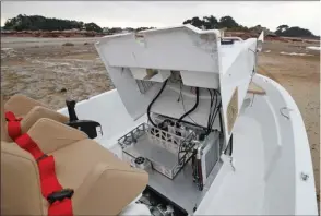  ??  ?? Le moteur routier (un quatre temps de 27 ch) prend place dans les fonds du Tringa, sous la console, et permet de répartir les poids au plus juste, sans déséquilib­re.