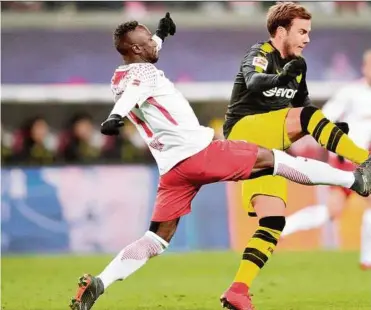  ?? APA ?? Leipzigs Naby Keita (links) im Duell mit Dortmunds Mario Götze