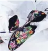  ??  ?? Mocassini slipper di
della linea Metamorfos­i, in seta nera
stampata con fantasia floreale e micro cristalli applicati artigianal­mente