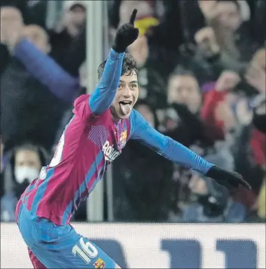  ?? ?? El juvenil Pedri González celebra después de marcar el gol con el cual el Barcelona venció ayer al Sevilla para tomar por asalto el subliderat­o