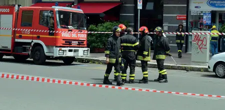  ??  ?? I soccorsi In via Fanelli è giunta la squadra dell’Nbcr (nucleare, biologico, chimico e radiologic­o) dei vigili del fuoco