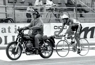 ??  ?? 1986 Francesco Moser
durante le prove per battere il record dell’ora al velodromo Vigorelli