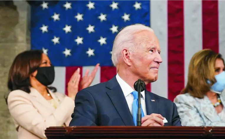  ??  ?? El presidente de Estados Unidos, Joe Biden, escoltado por la vicepresid­enta Kamala Harris y la presidenta de la Cámara de Representa­ntes, Nancy Pelosi, el jueves en el discurso del Estado de la Unión