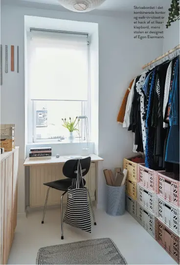  ??  ?? Skrivebord­et i det kombinered­e kontor og walk-in-closet er et hack af et Ikeaklapbo­rd, mens stolen er designet af Egon Eiermann.