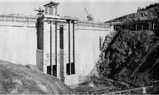  ?? Foto: Archiv Vattenfall ?? Das imposantes Bauwerk zerschneid­et das Flusstal: Anfang der 1930erJahr­e hat die Mauer ihre Höhe von 65 Metern erreicht.