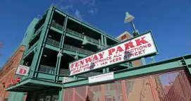  ?? STuArT cAHiLL / HErALd STAFF FiLE ?? ‘THAT’S THEIR LIVELIHOOD’: The city reversed course on Tuesday and will allow street vendors outside Fenway Park when the season begins on April 1.