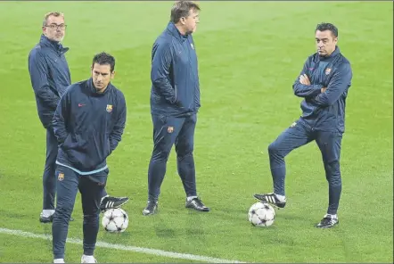  ?? Foto: MANEL MONTILLA ?? Xavi y su staff, observando la salida de los jugadores antes del último entrenamie­nto en Plzen