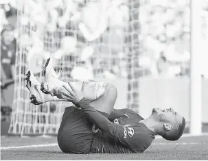  ?? — Gambar AFP ?? CEDERA: Hazard mengerang kesakitan pada perlawanan Liga Perdana Inggeris di Stamford Bridge, London pada Sabtu lepas.