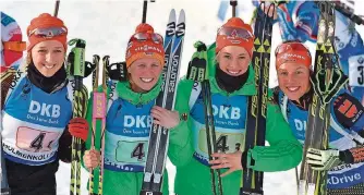  ?? FOTO: SCHMIDT/DPA ?? Franziska Preuß, Franziska Hildebrand, Maren Hammerschm­idt und Laura Dahlmeier (von links) freuen sich über die WM-Bronzemeda­ille.