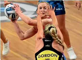  ?? GETTY IMAGES ?? Steel captain Shannon Saunders tries to make a pass against Pulse defender Maddy Gordon.