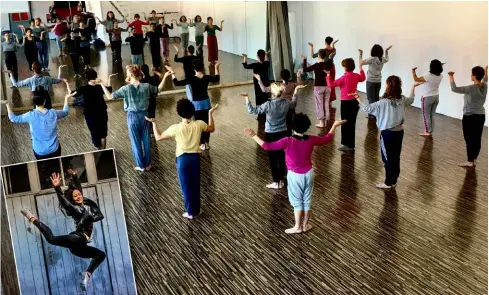  ??  ?? Kami Manns (in basso a sinistra) e un workshop con il danzatore e coreografo Aakash Odedra