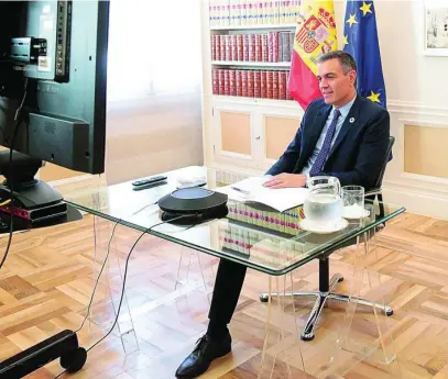  ?? POOL MONCLOA ?? El presidente del Gobierno, Pedro Sánchez, durante una videoconfe­rencia en Moncloa