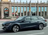  ??  ?? Sotto, la nuova Seat Leon e-Hybrid in versione Sportstour­er, cioè wagon