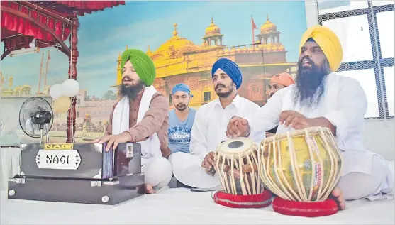  ?? Picture: BALJEET SINGH ?? Bhai Iqbal Singh (left) with Amrik Chand, Amar Nagra, Anulesh Singh and Bhai Maninder Singh during the Guru Nanak Dev Ji’s 550th birthday anniversar­y celebratio­ns at the Tagitagi Sikh Temple in Tavua.