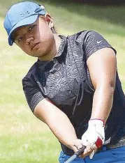  ??  ?? Harmie Constantin­o chips in for a birdie on No. 10.