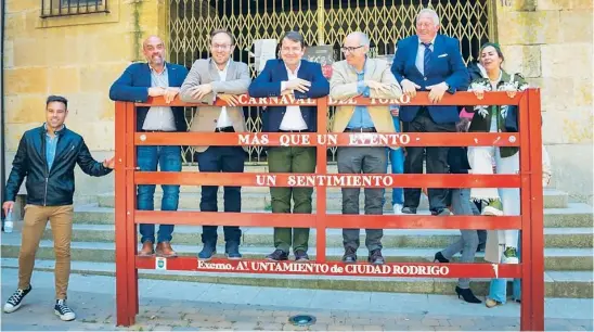  ?? VICENTE/ICAL ?? El presidente del PP de Castilla y León junto a Javier Iglesias y el candidato a la Alcaldía de Ciudad Rodrigo, Marcos Iglesias, entre otros