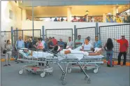  ??  ?? MIEDO. Pacientes evacuados y el momento del sismo, el viernes, en Ciudad de México, donde otro terremoto mató a 369 en septiembre de 2017.